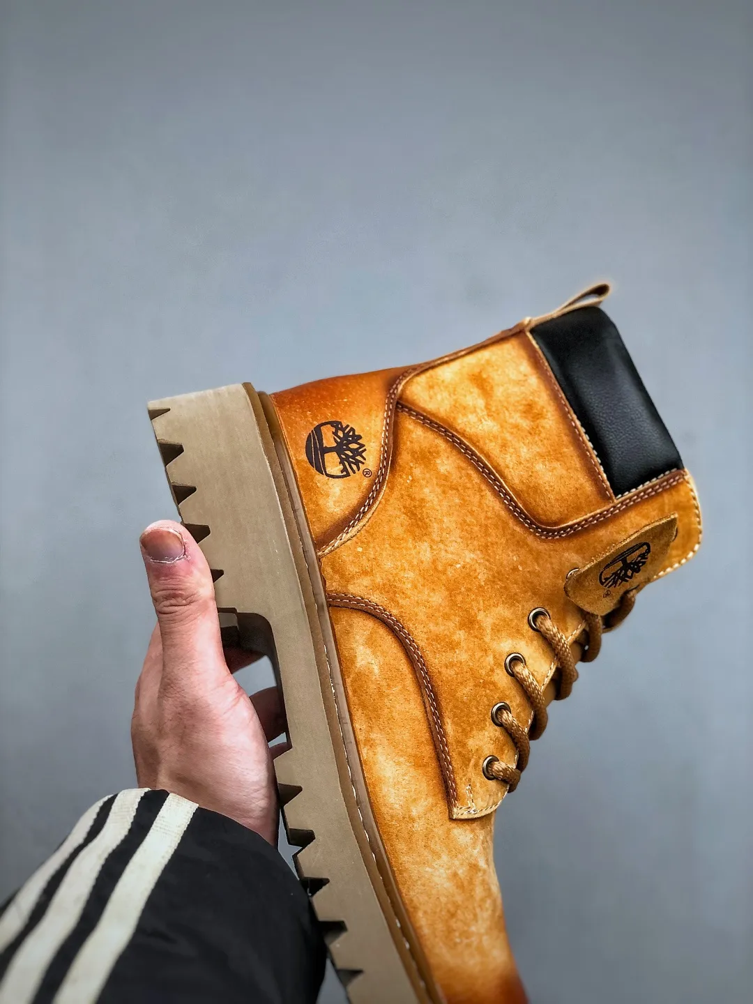 Local 💰640 supports store opening new goods 🚀 #Timberland Timberland/Timberland new autumn and winter products essential outdoor leisure rhubarb boots series for autumn and winter #Guangdong Dachang quality original box original packaging fashion trend matching fabrics made of Italian 🇮🇹 top matte fine-grained cowhide lightweight outsole with anti-odor and anti-corrosion genuine leather latex insoles from outsole to hardware are made from OEM raw materials Same as the original Goodyear's never-opening glue process. Good products don't kill pigs. The quality of the first order is strictly controlled. Exclusively released on the entire network. The quality is beyond doubt. The full set of official website unified packaging gives you a perfect wearing experience. The quality is exquisite and durable. A must-have for sportsmen. Specializes in not looking handsome. High-quality feet feel first-class. This winter, it is specially used for outdoor cold protection. Daily casual matching. Size: 38-44 (leather shoe size)